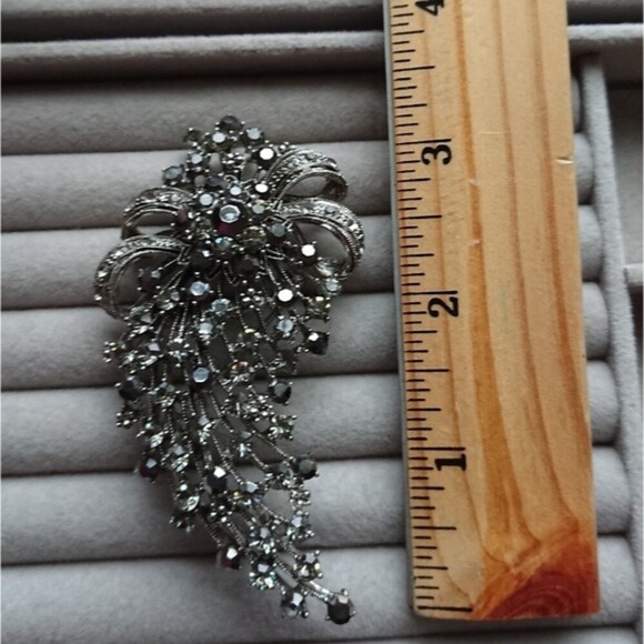 Rhinestone Sparkle Silver/black Brooch Starburst bow - Picture 6 of 7